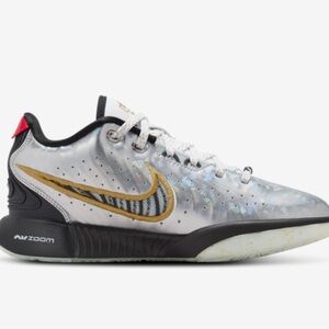 Nike Lebron XXI SE
Metallic Gold/Metallic Silver/Black